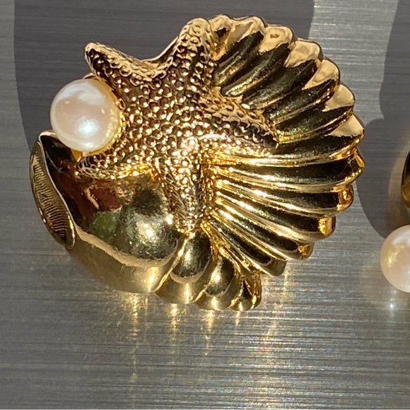 Vintage Avon Faux Pearl Shell Star Theme Gold Tone Earrings - Picture 10 of 15